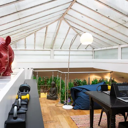 Spacious & Bright Loft *